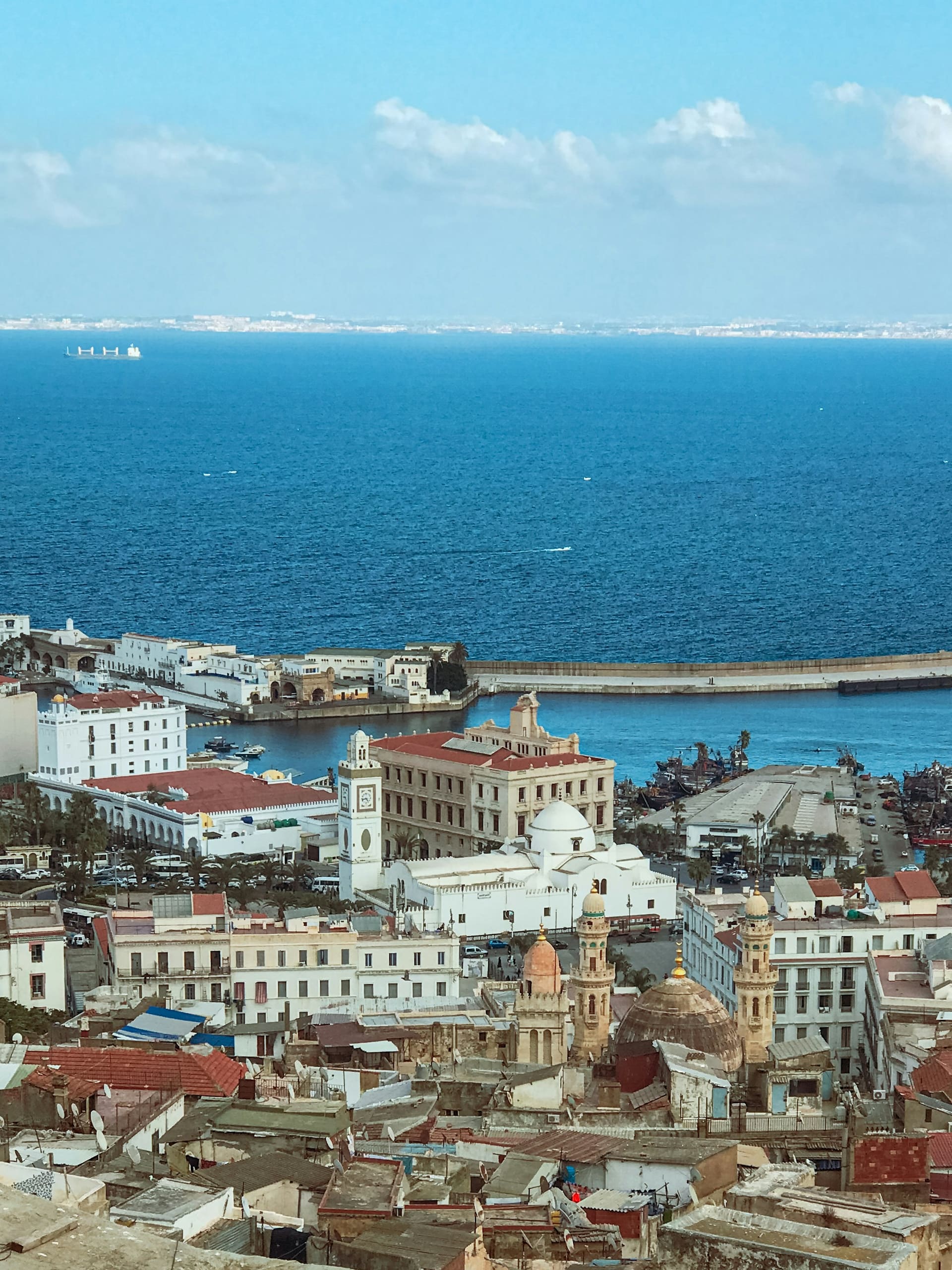 La ville et son port vus des hauteurs
