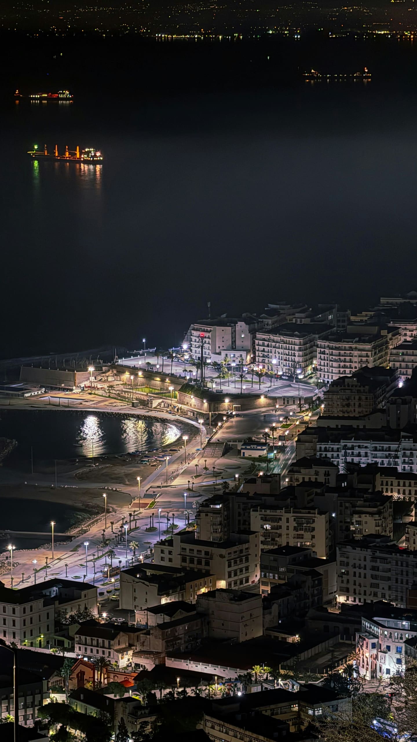 La baie éclairée à la nuit tombée