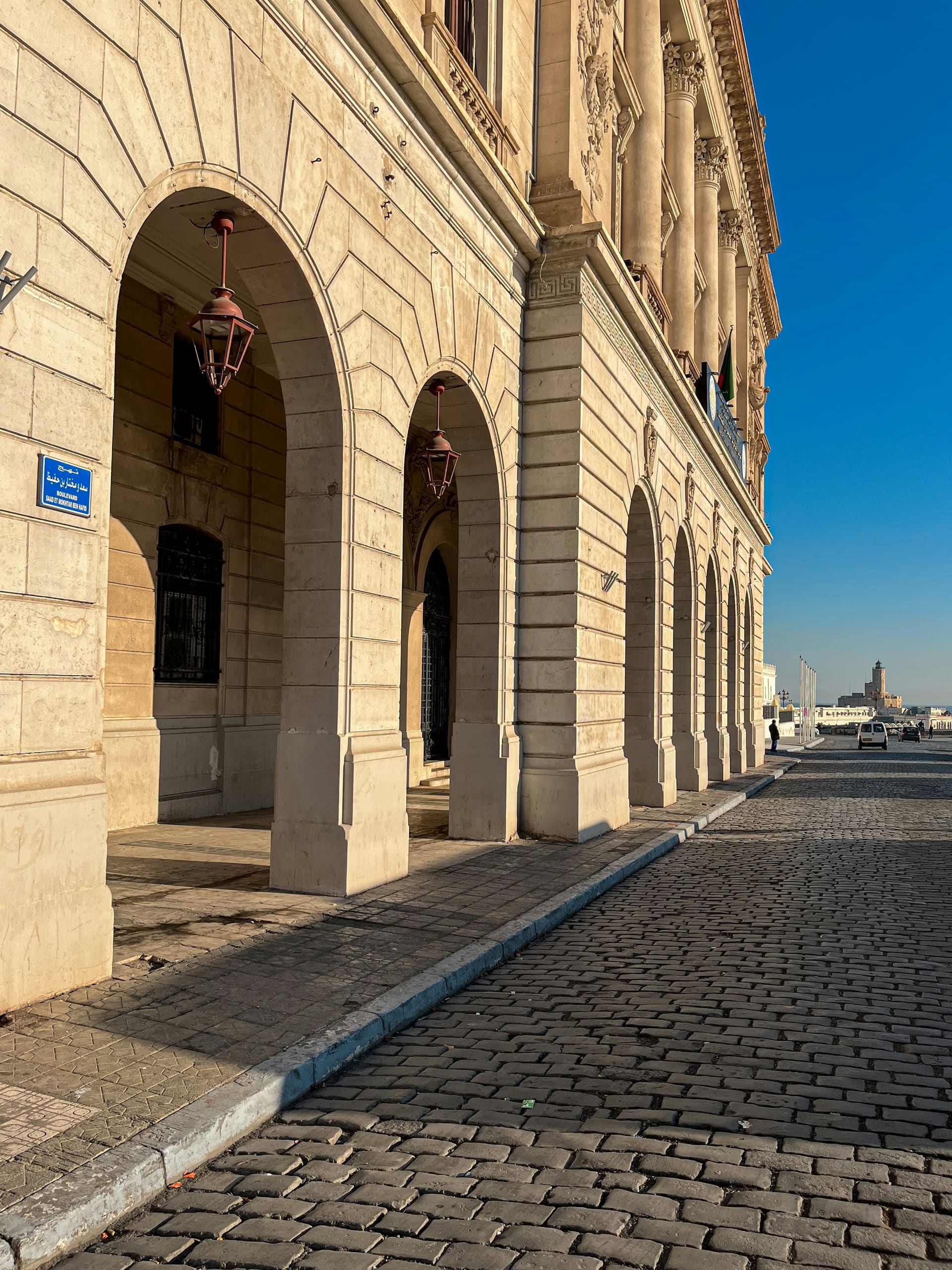 Arcades d'un immeuble de front de mer