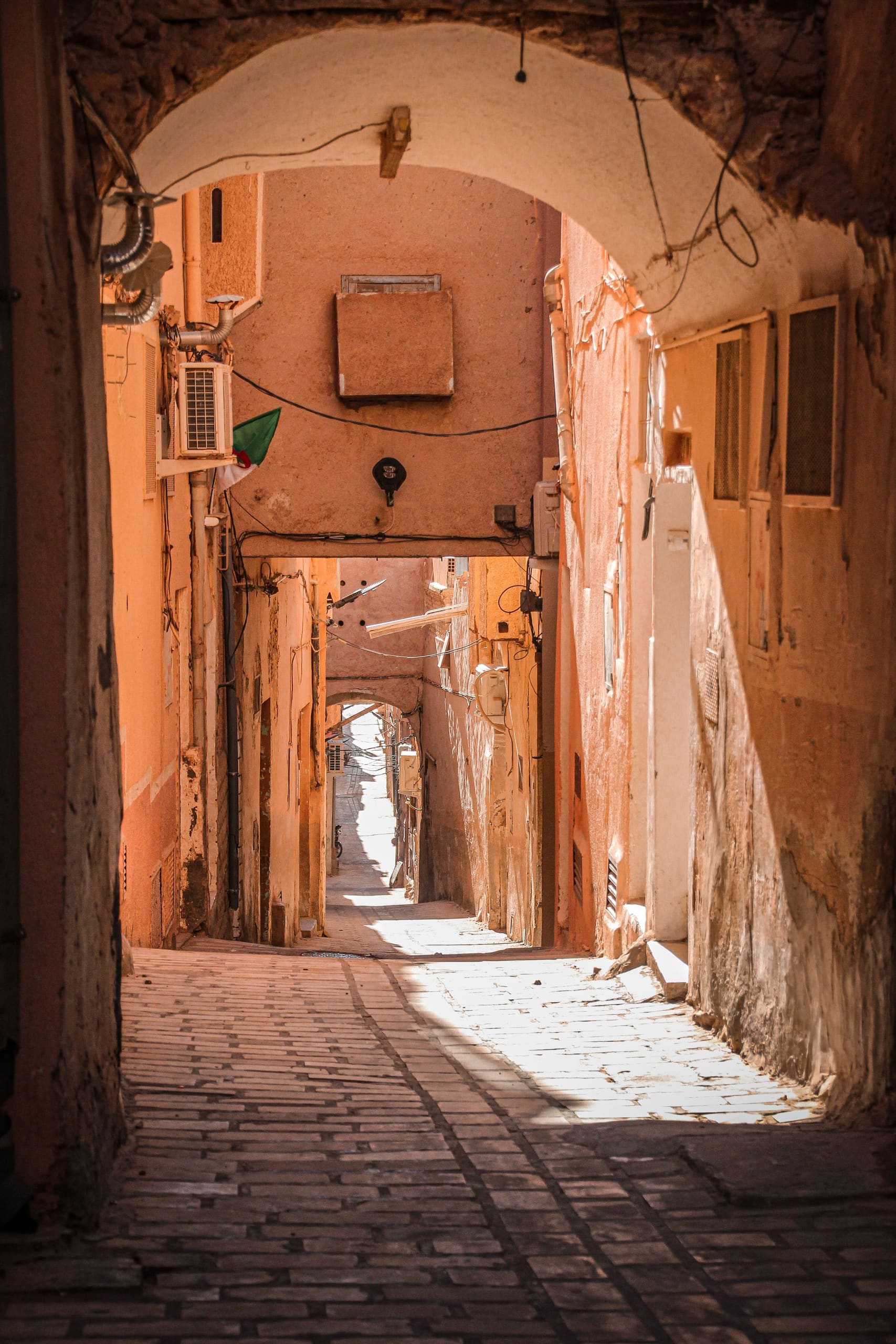 Seuil d'une maison ancienne, ruelle ocre